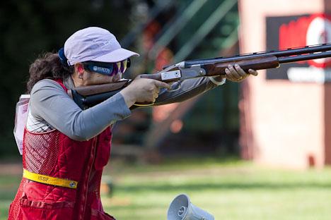 A chinesa Shan Zhan, campeã olímpica em 1992, venceu no último sábado a prova de tiro ao prato na categoria Skeet, conquistando assim a medalha de ouro / Foto: Divulgação 